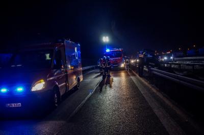 Stuttgart Wangen: PKW schanzt auf Leitplanke